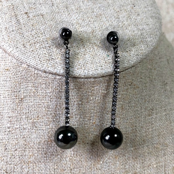 3/$30🛍Hematite And Rhinestone Earrings - Picture 1 of 4